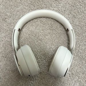 Beats Solo pros. In perfect condition comes with carrier but no charger